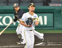 　１回、森（後方）を併殺打に打ち取る伊藤将（撮影・中田匡峻）