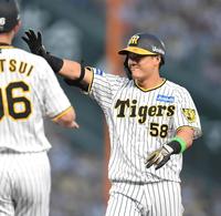 　４回、同点となる適時打を放ち、笑顔を見せる前川（撮影・北村雅宏）