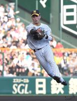 　１回、福田のゴロをさばき、一塁へ送球してアウトにする木浪（撮影・北村雅宏）