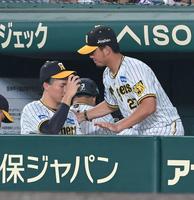 　敗戦後、肩を落とすを湯浅（左）をかばう伊藤将（撮影・高部洋祐）