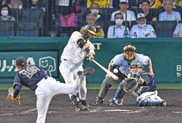 【写真】甲子園初安打に塁上でドヤ顔の前川