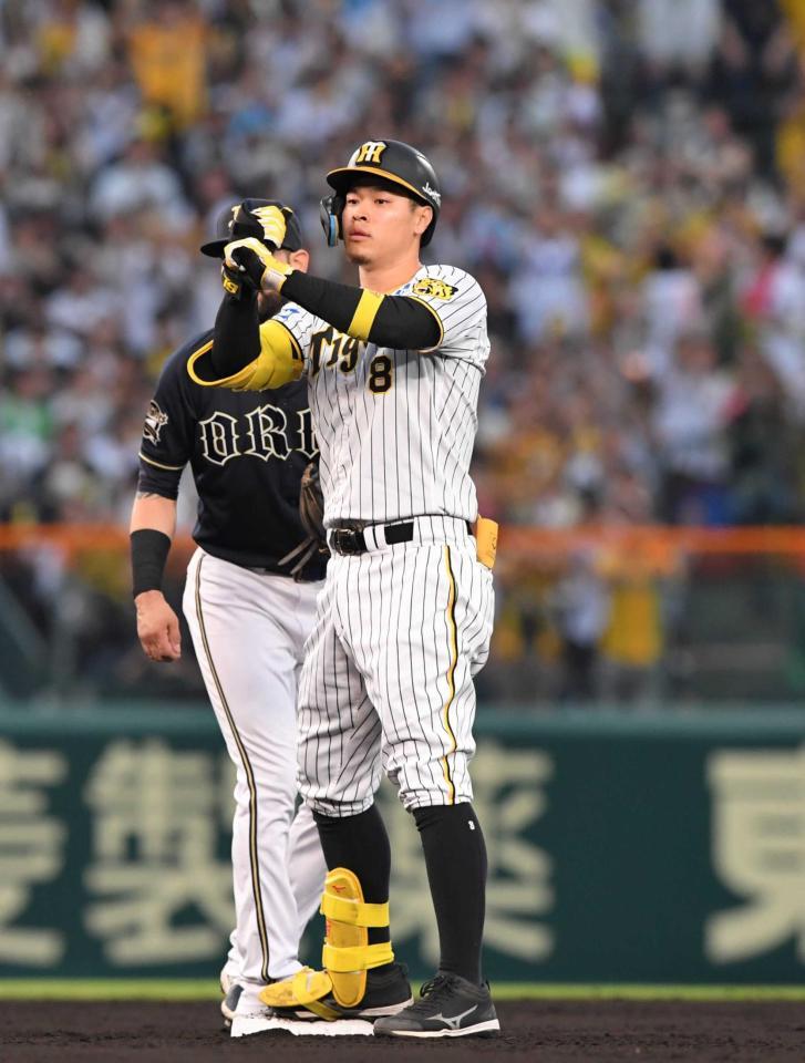 　１回、２点適時二塁打を放った佐藤輝はベンチに向かってポーズ