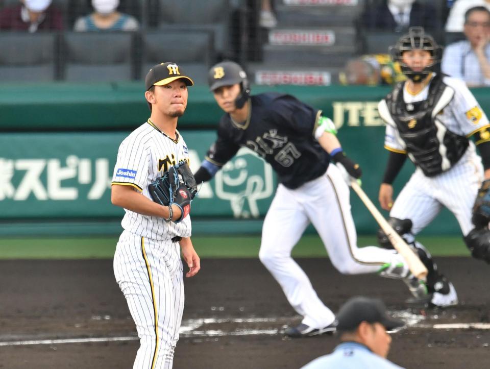 　２回、中川圭（後方中央）を併殺打に打ち取った伊藤将（左）＝撮影・中田匡峻