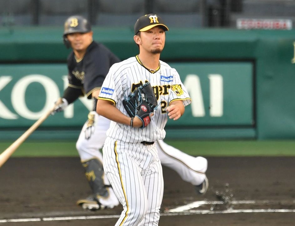 　１回、森（後方）を併殺打に打ち取る伊藤将（撮影・中田匡峻）