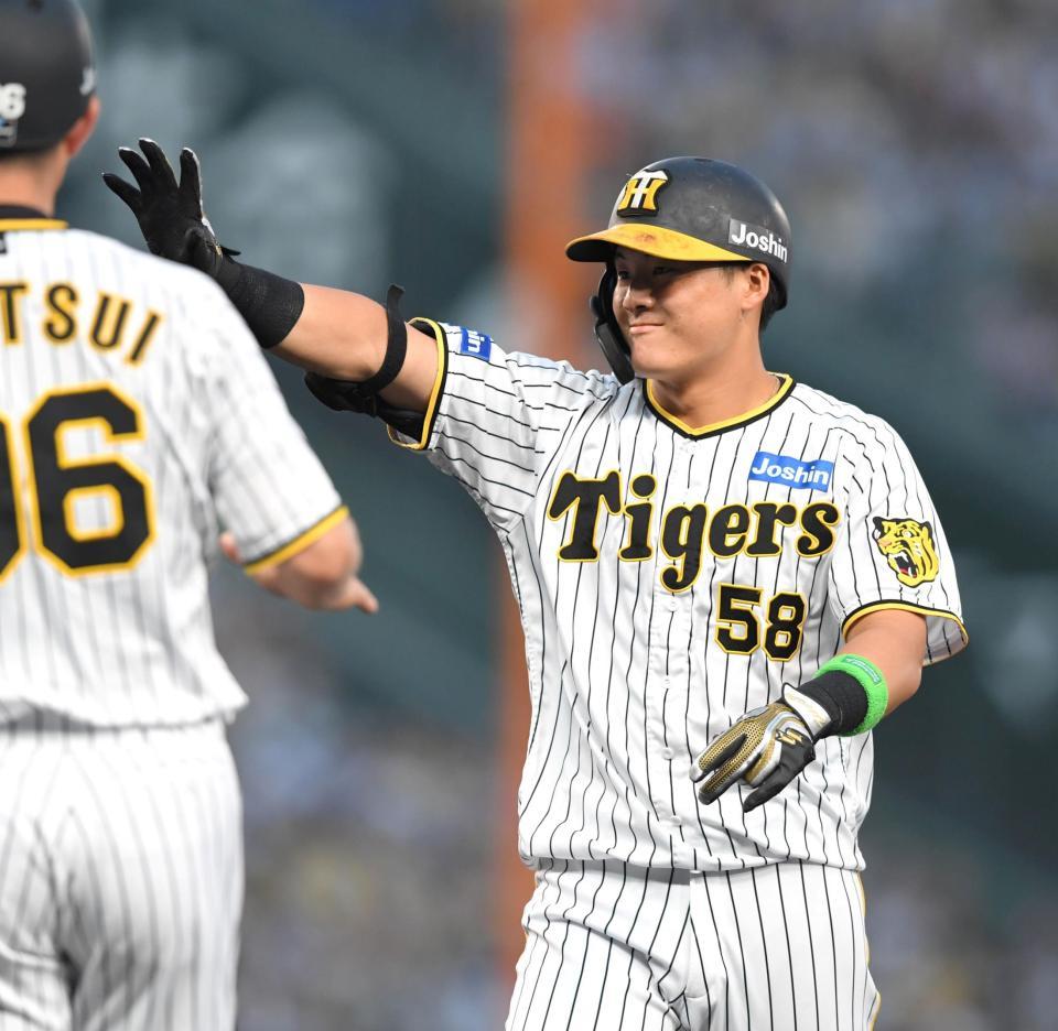 　４回、同点となる適時打を放ち、笑顔を見せる前川（撮影・北村雅宏）