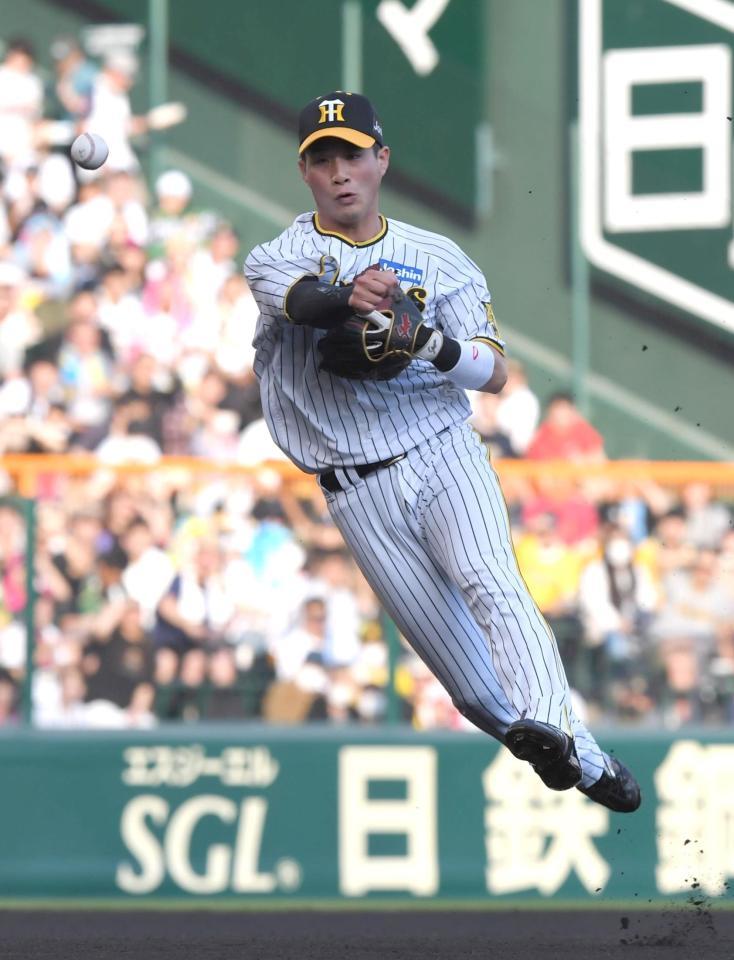 　１回、福田のゴロをさばき、一塁へ送球してアウトにする木浪（撮影・北村雅宏）