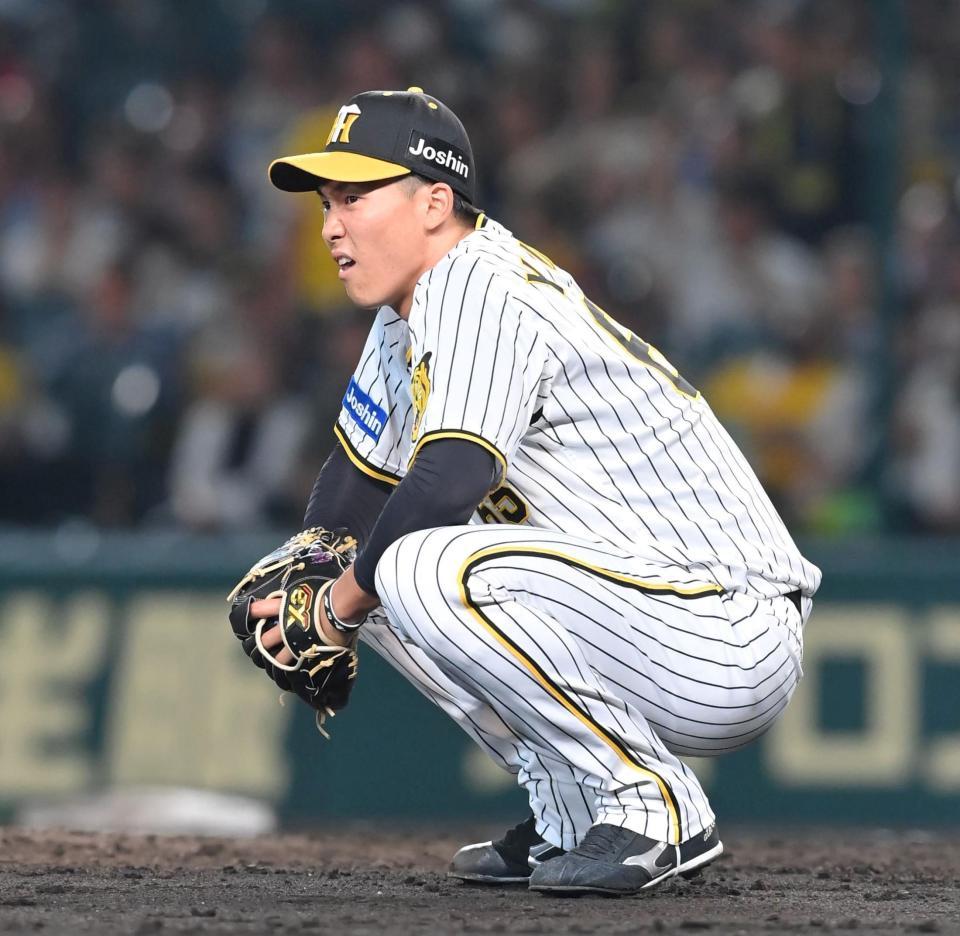 　９回、頓宮に同点ソロを浴び、グラウンドにしゃがみ込む湯浅（撮影・高部洋祐）