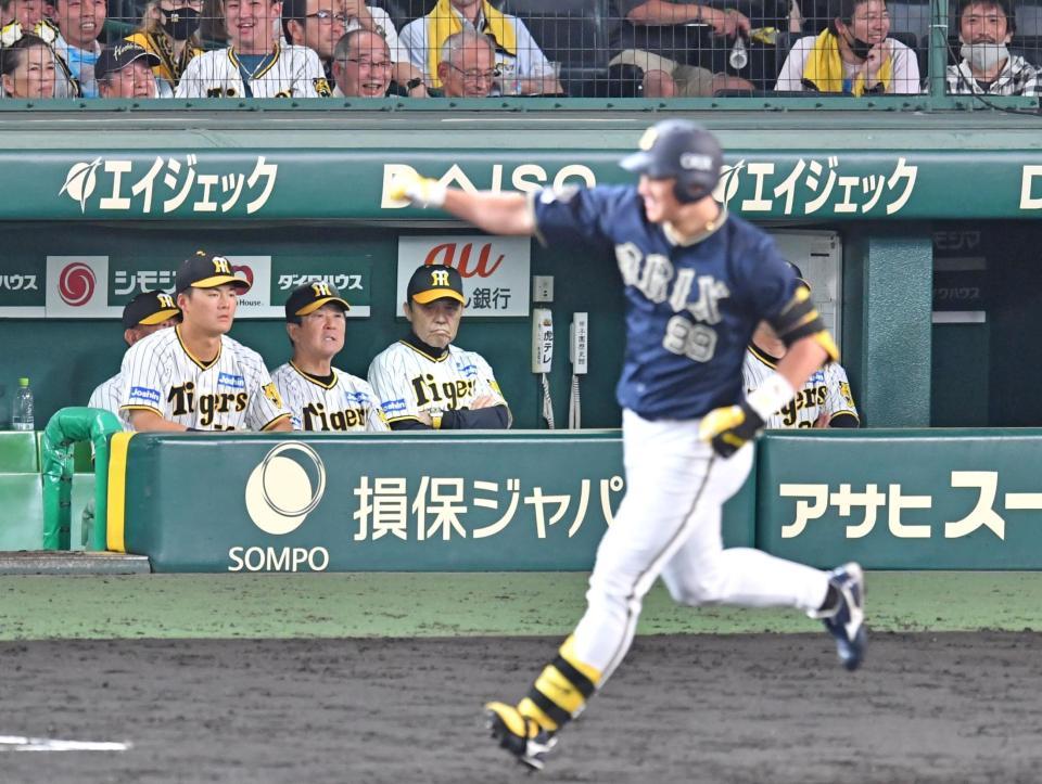 　９回、湯浅が杉本（手前）に勝ち越しソロを浴び、ベンチで厳しい表情の岡田監督（撮影・中田匡峻）