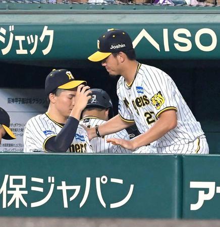 　敗戦後、肩を落とすを湯浅（左）をかばう伊藤将（撮影・高部洋祐）