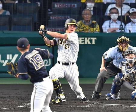 　４回、左前に勝ち越し適時打を放つ伊藤将