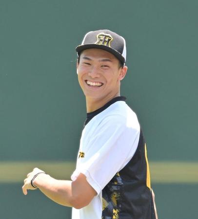 　ノック中、笑顔を見せる湯浅（撮影・中田匡峻）