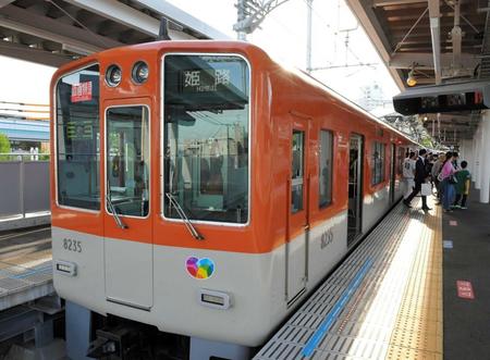 巨人カラーの阪神電車車両＝阪神甲子園駅