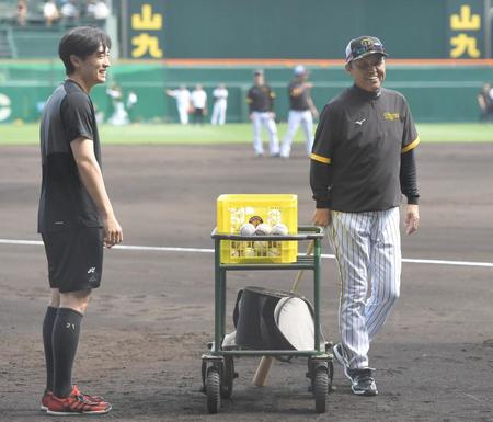 試合前、和田（左）からあいさつされる岡田監督（撮影・高部洋祐）