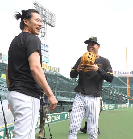 試合前、柳田（左）と談笑する佐藤輝（撮影・高部洋祐）