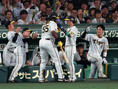 　４回、同点犠飛を放ったミエセスはナインに迎えられる（撮影・山口登）