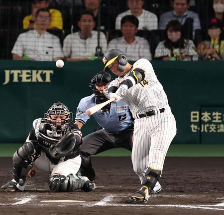 　６回、左中間に勝ち越し適時二塁打を放つ原口（捕手・甲斐）＝撮影・山口登