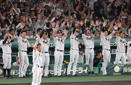 　６回、原口の勝ち越し適時二塁打にベンチを出て喜ぶ阪神ナイン（撮影・山口登）