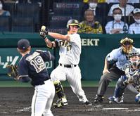 　４回、左前に勝ち越し適時打を放つ伊藤将