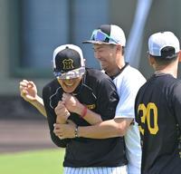 　小川（左）からいじられ、反撃する湯浅（撮影・中田匡峻）