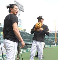 試合前、柳田（左）と談笑する佐藤輝（撮影・高部洋祐）