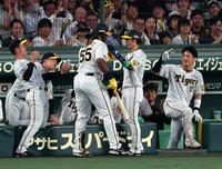 　４回、同点犠飛を放ったミエセスはナインに迎えられる（撮影・山口登）