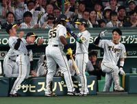 　４回、同点犠飛を放ったミエセスはナインに迎えられる（撮影・山口登）