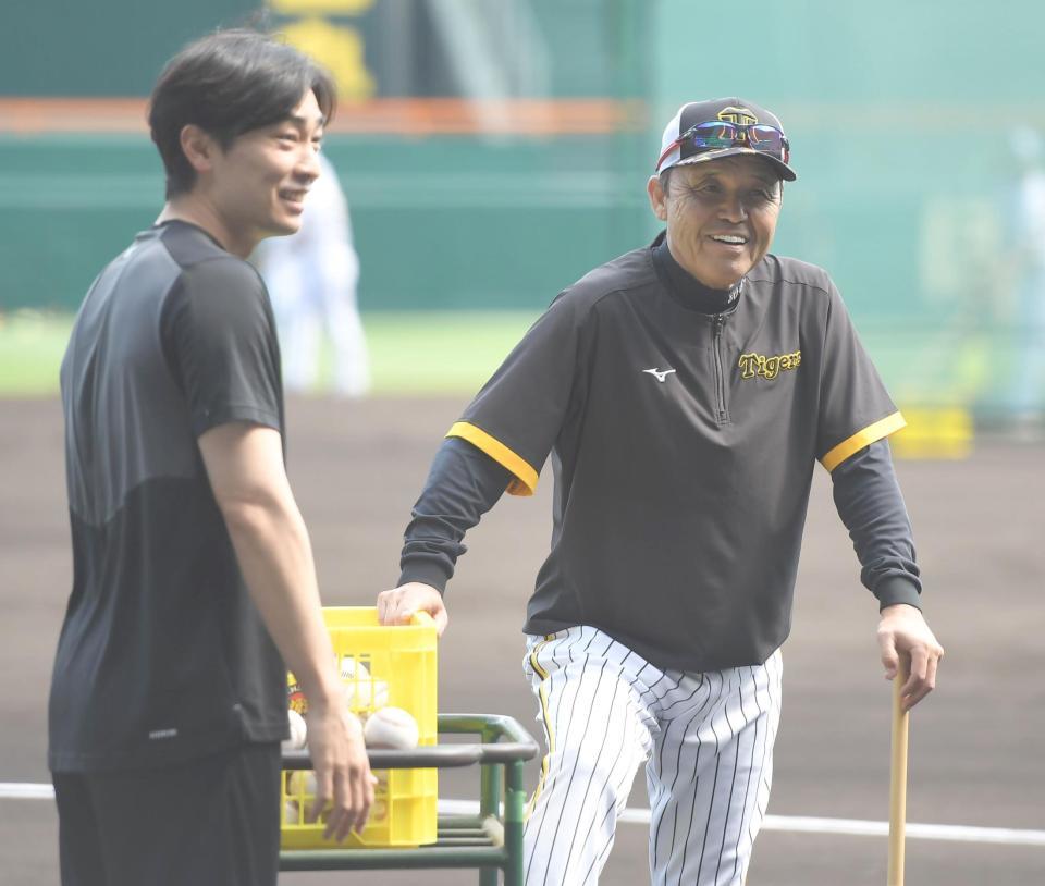 試合前、和田（左）からあいさつされる岡田監督（撮影・高部洋祐）