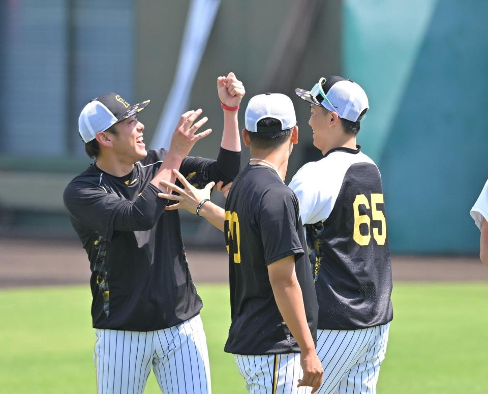 　小川（左）からいじられる湯浅（６５）＝撮影・中田匡峻