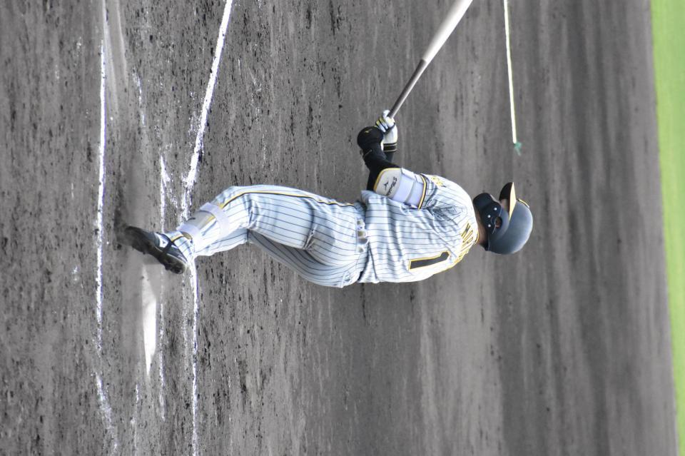 三回、左越え二塁打を放った森下