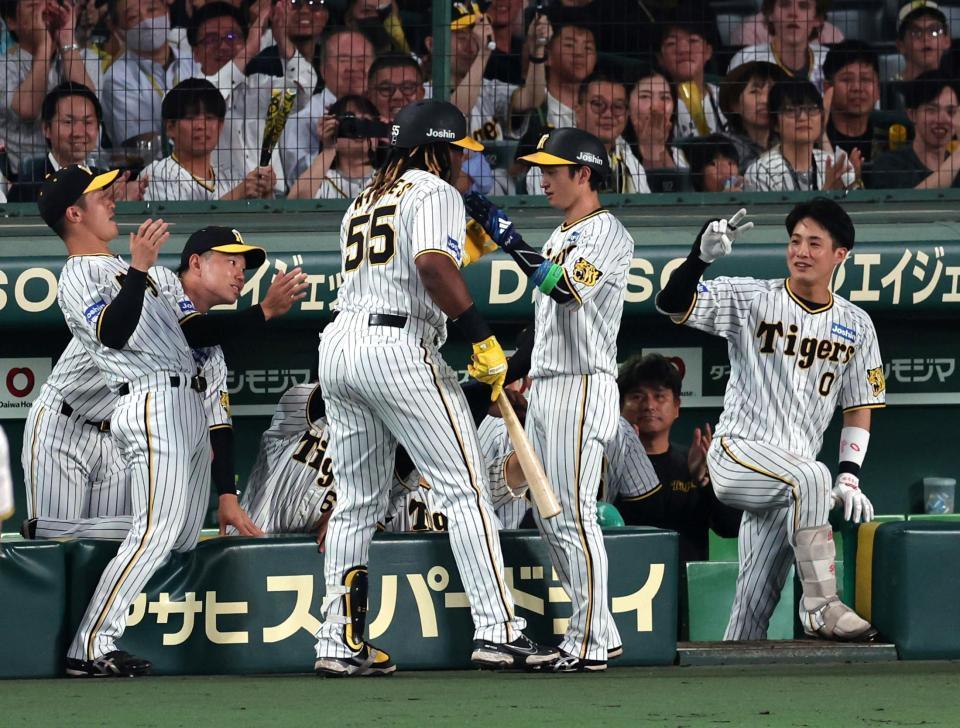 　４回、同点犠飛を放ったミエセスはナインに迎えられる（撮影・山口登）