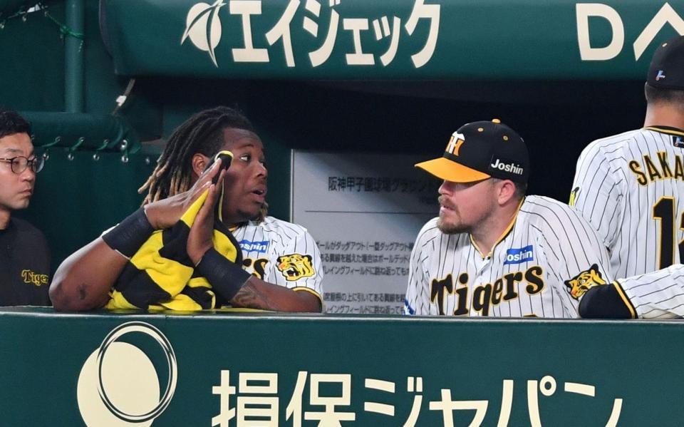 　４回の攻撃を終え、交代となったミエセス（左）とビーズリー（撮影・中田匡峻）