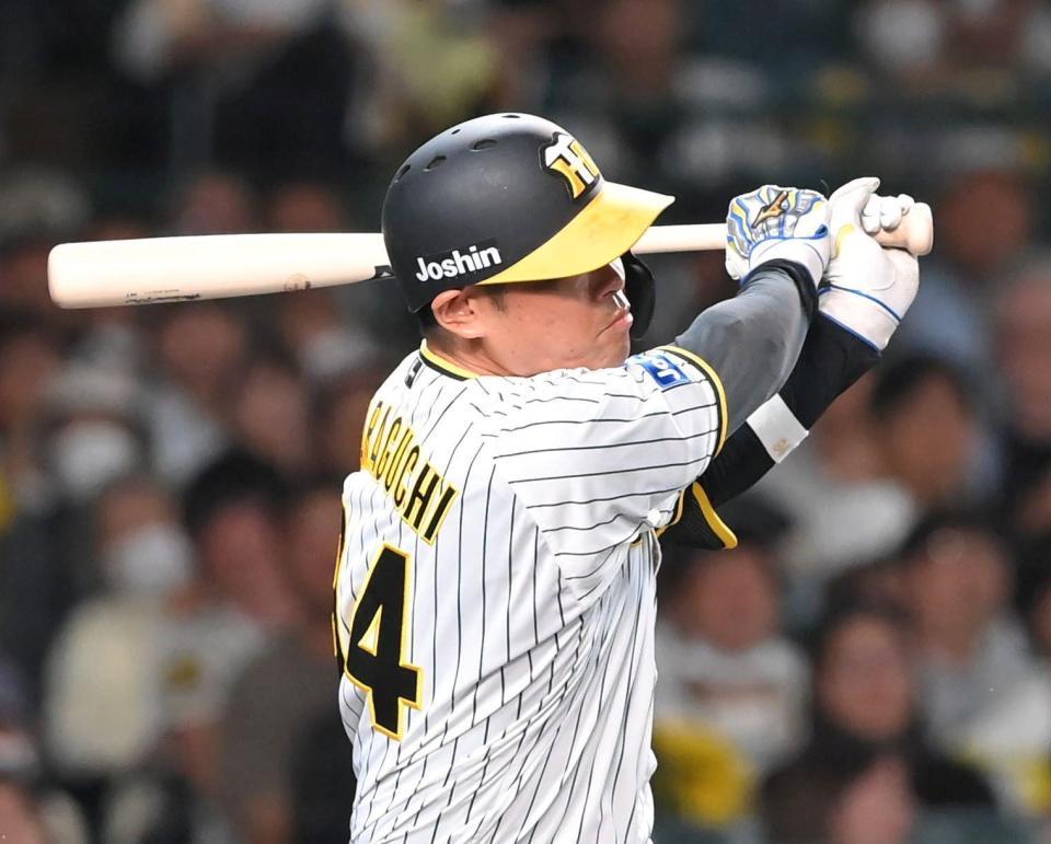 　６回、勝ち越し二塁打を放つ原口（撮影・高部洋祐）