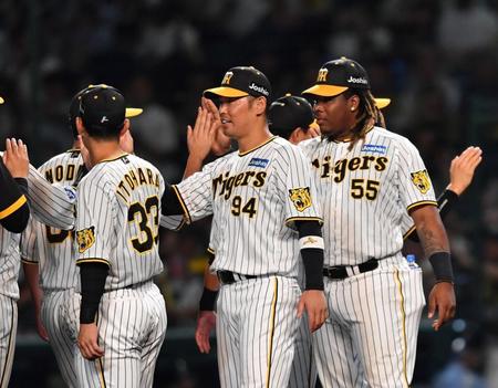 　決勝打を放った原口（中央）はナインを迎える（撮影・中田匡峻）