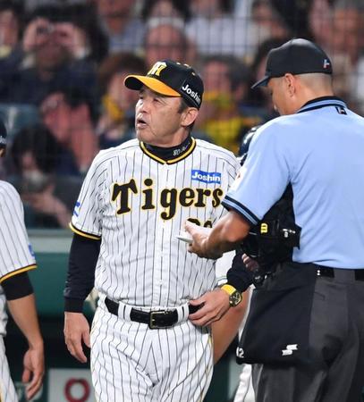 　４回の攻撃を終え、選手交代を告げる岡田監督（左）＝撮影・中田匡峻