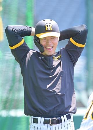 　明るい表情で練習する佐藤輝（撮影・立川洋一郎）