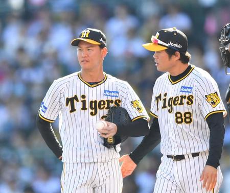 　７回、野村勇に２ラン浴びた及川（左）は安藤投手コーチから声をかけられる（撮影・中田匡峻）