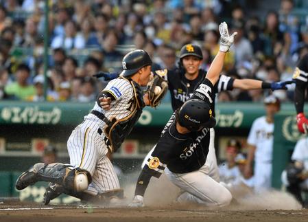 　９回、中村晃の安打で逆転の生還を果たす一走の谷川原（右）。左は捕手の坂本（撮影・中田匡峻）