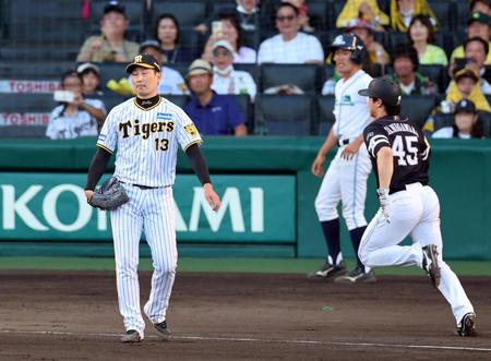 　９回、岩崎は中村晃に逆転適時二塁打で一塁走者の谷川原が生還する（撮影・山口登）