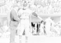 　審判に抗議する阪神・杉下監督＝１９６６年