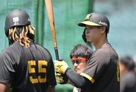 　ミエセス（左）と話す佐藤輝（撮影・中田匡峻）