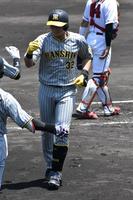 　ダイヤモンドを一周し笑顔でグータッチする井上