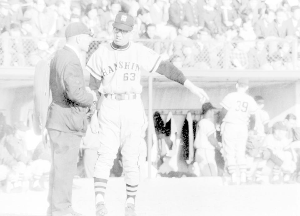 　審判に抗議する阪神・杉下監督＝１９６６年