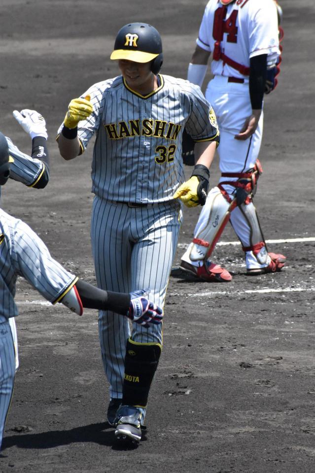 　ダイヤモンドを一周し笑顔でグータッチする井上