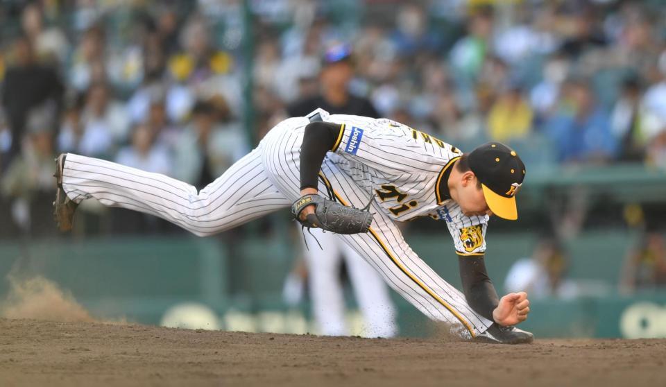 　９回、栗原への２球目、バランスを崩す岩崎（撮影・中田匡峻）