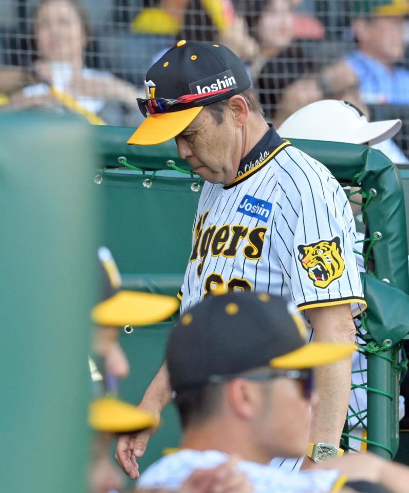 　選手の交代を告げてベンチへ下がる岡田監督（撮影・立川洋一郎）