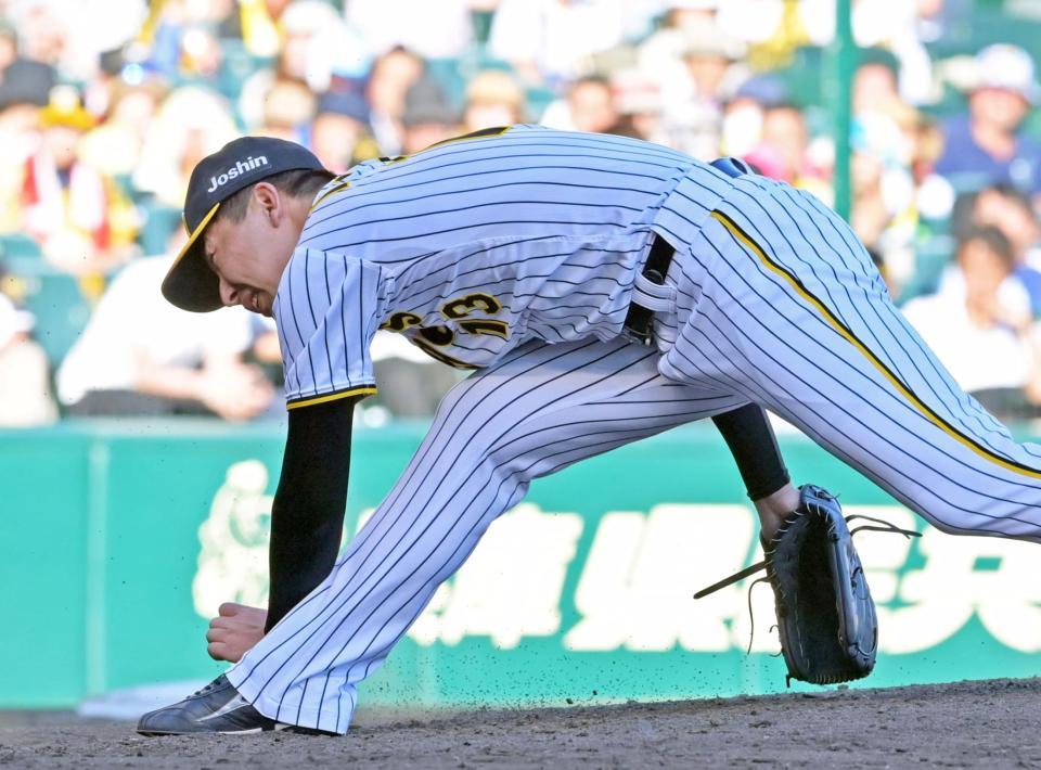 　９回、マウンドで足を滑らせバランスを崩す岩崎（撮影・立川洋一郎）