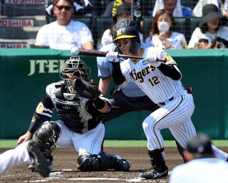 　２回、先制のスクイズを決める坂本