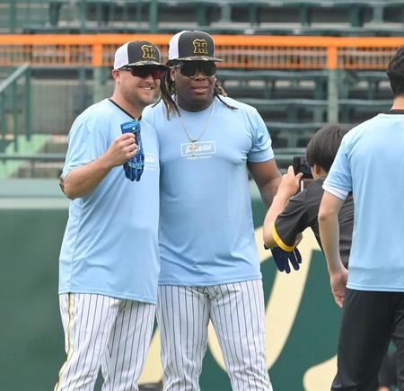 　父の日特製Ｔシャツを着て記念写真に納まるノイジー（左）とミエセス（撮影・高部洋祐）