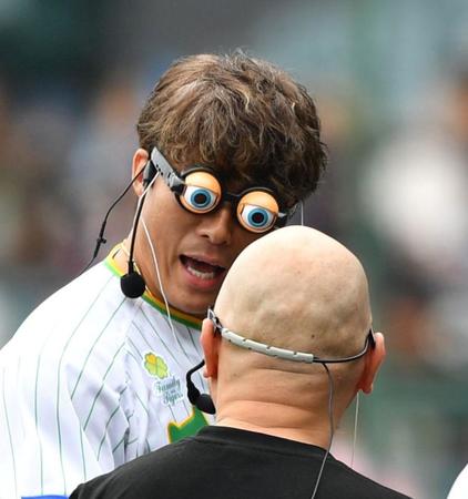 　ファーストピッチセレモニーに登場した糸井嘉男氏とハリウッドザコシショウ（手前）＝撮影・中田匡峻