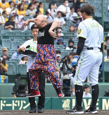 　糸井嘉男氏（右）のモノマネを披露するハリウッドザコシショウ（撮影・高部洋祐）